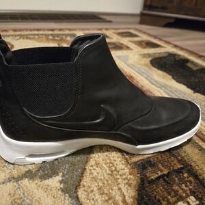 Black and White Nike Thea Mid Dress Shoe. Size 10